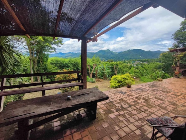 Standard Room, 1 Queen Bed, Private Bathroom, Hill View | Living area
