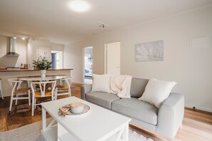 Smart TV - 50m Walk to River , Pet Friendly, Spacious (Ocean Grove)