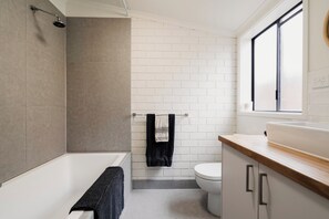 Haartrockner, Handtücher, Seife, Toilettenpapier