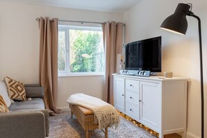 House, City View | Living area | Flat-screen TV - Modern 2BD with Garden in Main Tetbury (Tetbury)