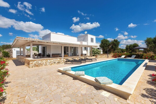 Kolam renang outdoor musiman