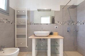Villa | Badezimmer | Dusche, Haartrockner