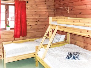 4 bedrooms, desk, Internet
