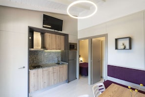 Fridge, dining tables - Cosy bungalow with terrace (Barcelona)