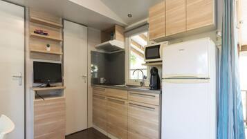 Réfrigérateur, micro-ondes, cafetiÚre/bouilloire