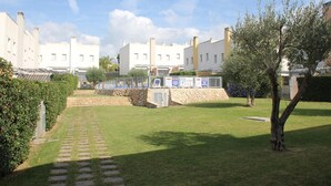 Property grounds - Nice apartment with private terrace (Creixell)