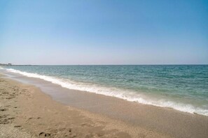A beach with clear skies and calm waters. - Relaxing Family Beach Home (Creixell)