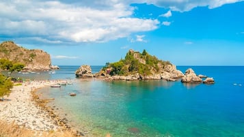 Una spiaggia nelle vicinanze