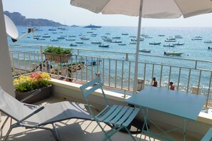 Outdoor dining - Apartment in Sicily with Stunning Sea View (Giardini di Naxos)