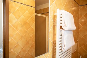 Bruser, hårtørrer, bidet, håndklæder