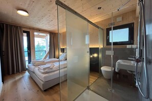 4 bedrooms, travel cot, free WiFi - Beautiful chalet with balcony (Turrach)