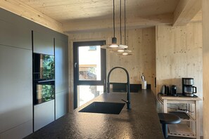 冰箱、微波炉、烤箱、炉灶