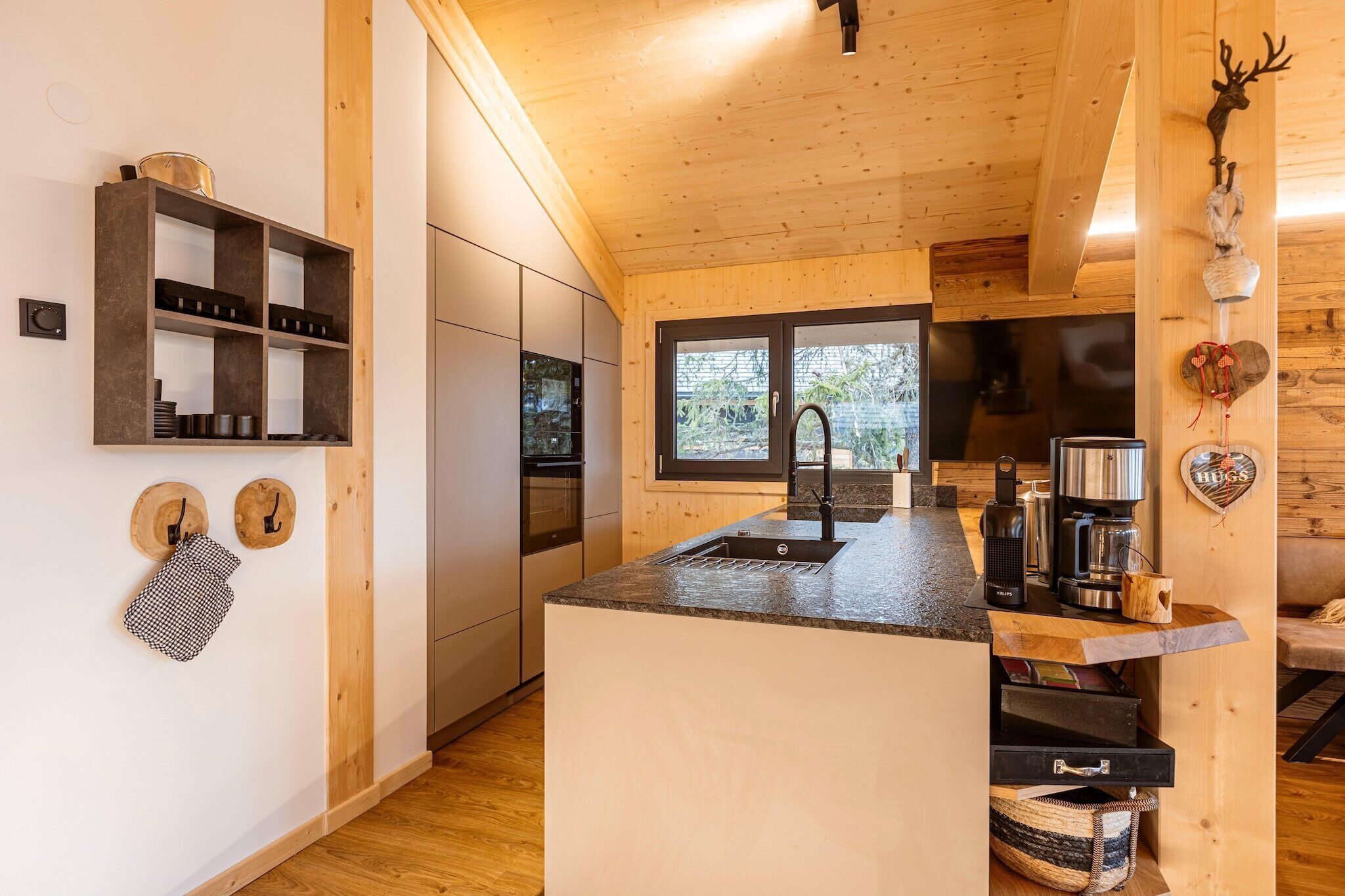 Wasserkocher mit Kaffee-/Teezubehör, Kühlschrank, Mikrowelle, Ofen