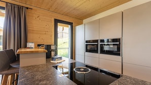 Kaffetrakter/tekoker, kjøleskap, mikrobølgeovn og ovn