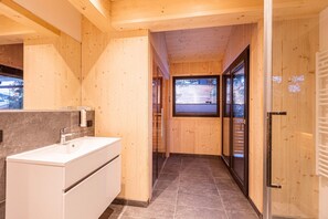 Shower, hair dryer - Lavish chalet with sauna (Turrach)