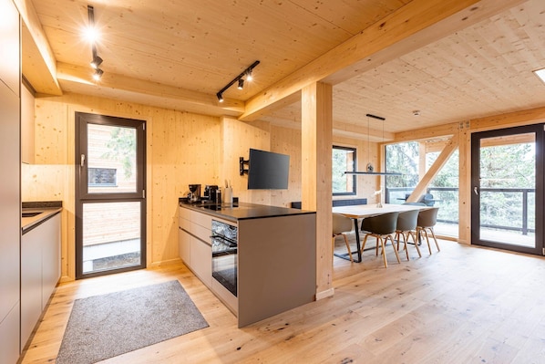 Kylskåp, diskmaskin och kaffe- och tebryggare