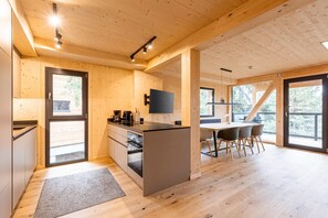 Fridge, dishwasher, coffee/tea maker, dining tables - Lovely chalet with hot tub (Turrach)