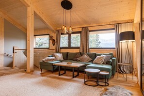 Smart TV - Lavish chalet with hot tub (Turrach)