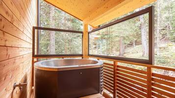 Indoor spa tub