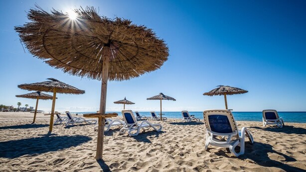 A beach with sun umbrellas and lounge chairs. - Bungalow in Sant Salvador near Beaches (Tarragona)
