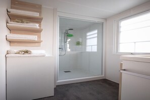 Shower - Charming Getaway with Garden (Tarragona)