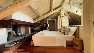 Doppia Deluxe, 1 camera da letto, balcone, vista cortile | 2 camere, una cassaforte in camera, Wi-Fi gratuito