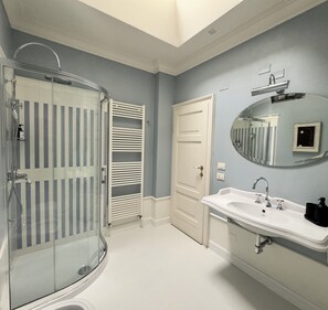 Suite – junior, 1 soverom, hageutsikt | Bad | Dusj, hårføner, håndklær og såpe