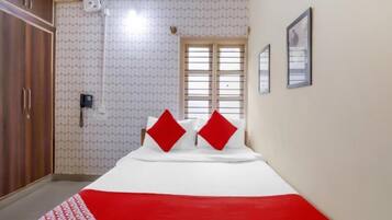 Economy Room | Laptop workspace, soundproofing, free WiFi