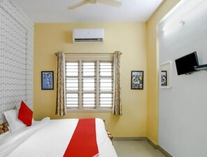 Double Room | Laptop workspace, soundproofing, free WiFi - New SV Suites Yelahanka (Bengaluru)