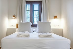 Family Room | Desk, laptop workspace, free WiFi - Hospedium Hotel Rural Virgen María (Guillena)