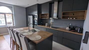 Køleskab, mikrobølgeovn, ovn, kogeplade