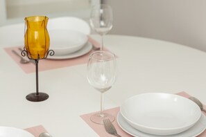 Microondas, lavavajillas, utensilios de cocina