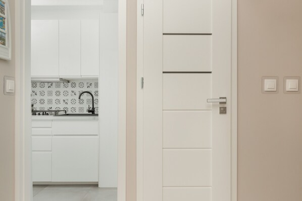 Microwave, dishwasher, cookware/dishes/utensils - Rodzinny Apartament Plaża200m by Renters (Gdynia)