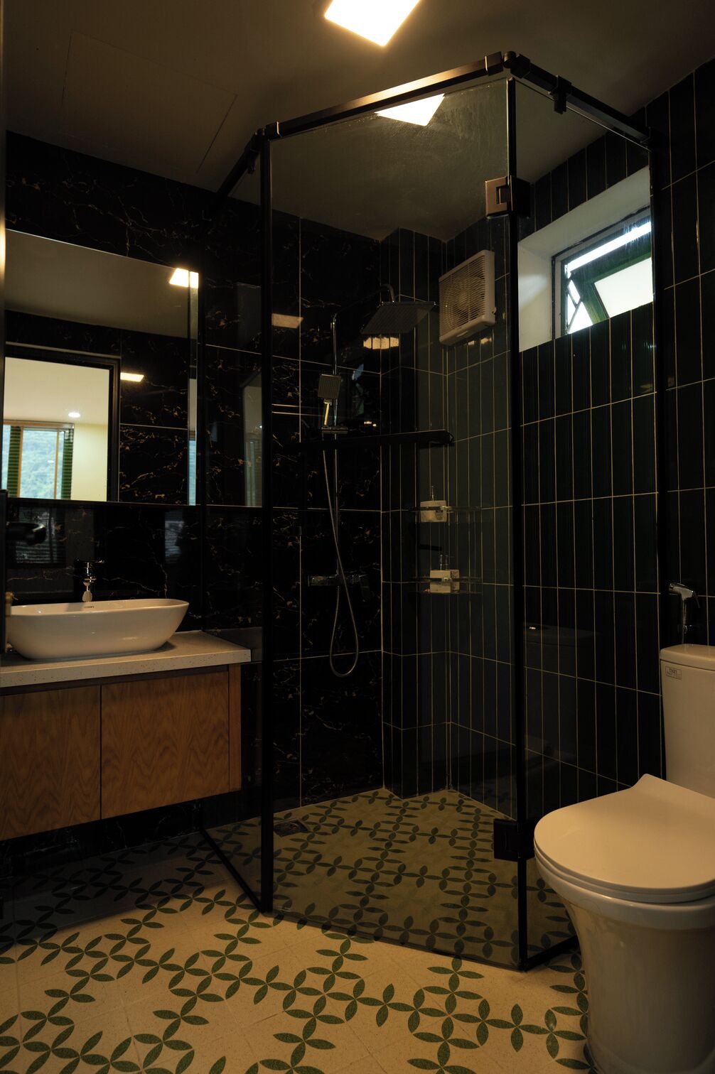 Ein modernes Badezimmer mit einer Duschkabine, einem Waschbecken und einer Toilette.