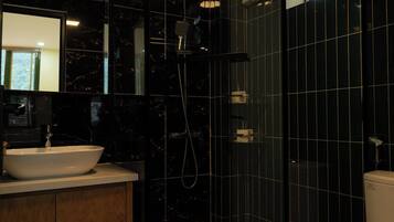 Ein modernes Badezimmer mit einer Duschkabine, einem Waschbecken und einer Toilette.