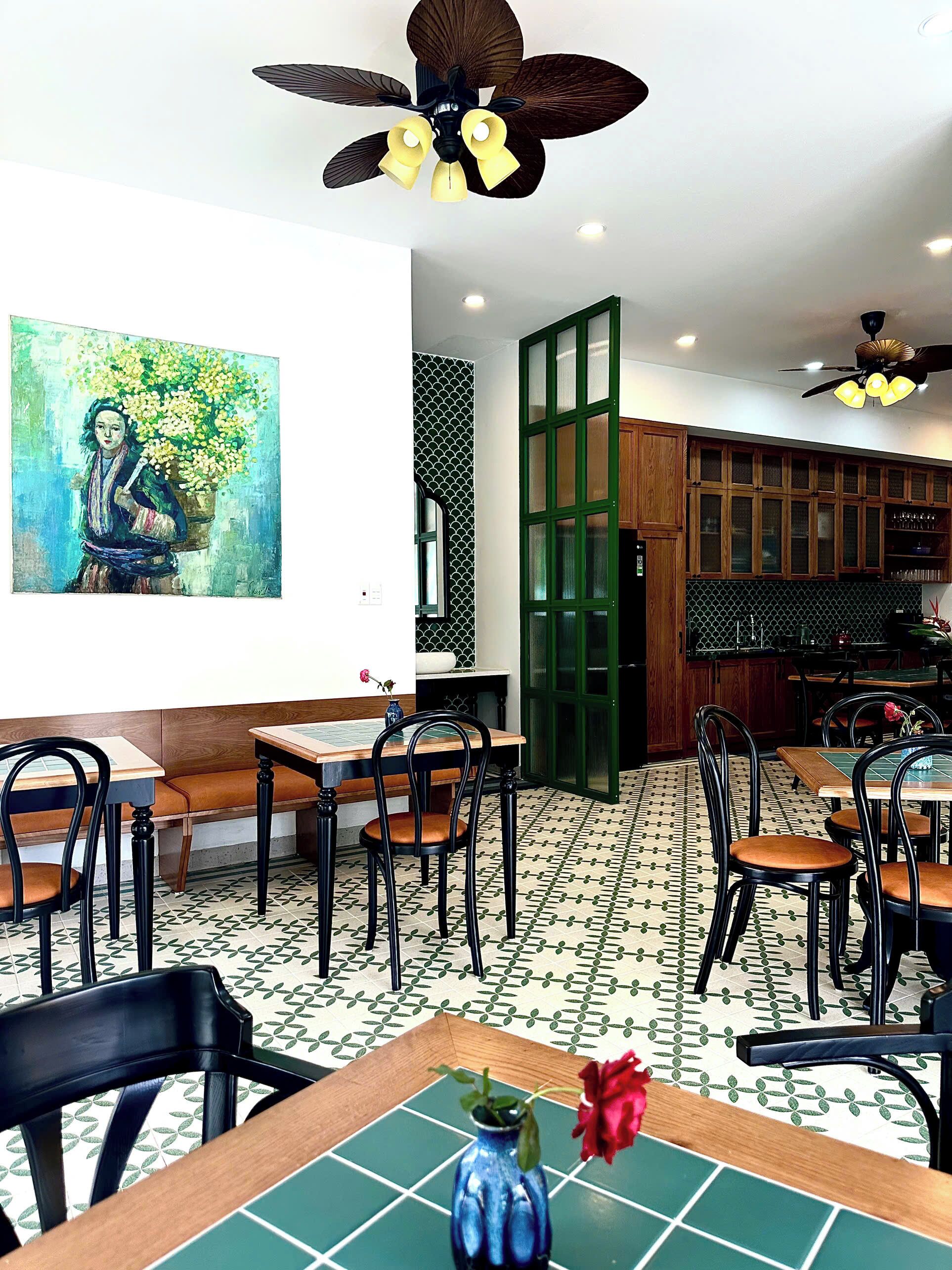 Ein Restaurant mit grüner Tür, Holzausstattung und Deckenventilator.
