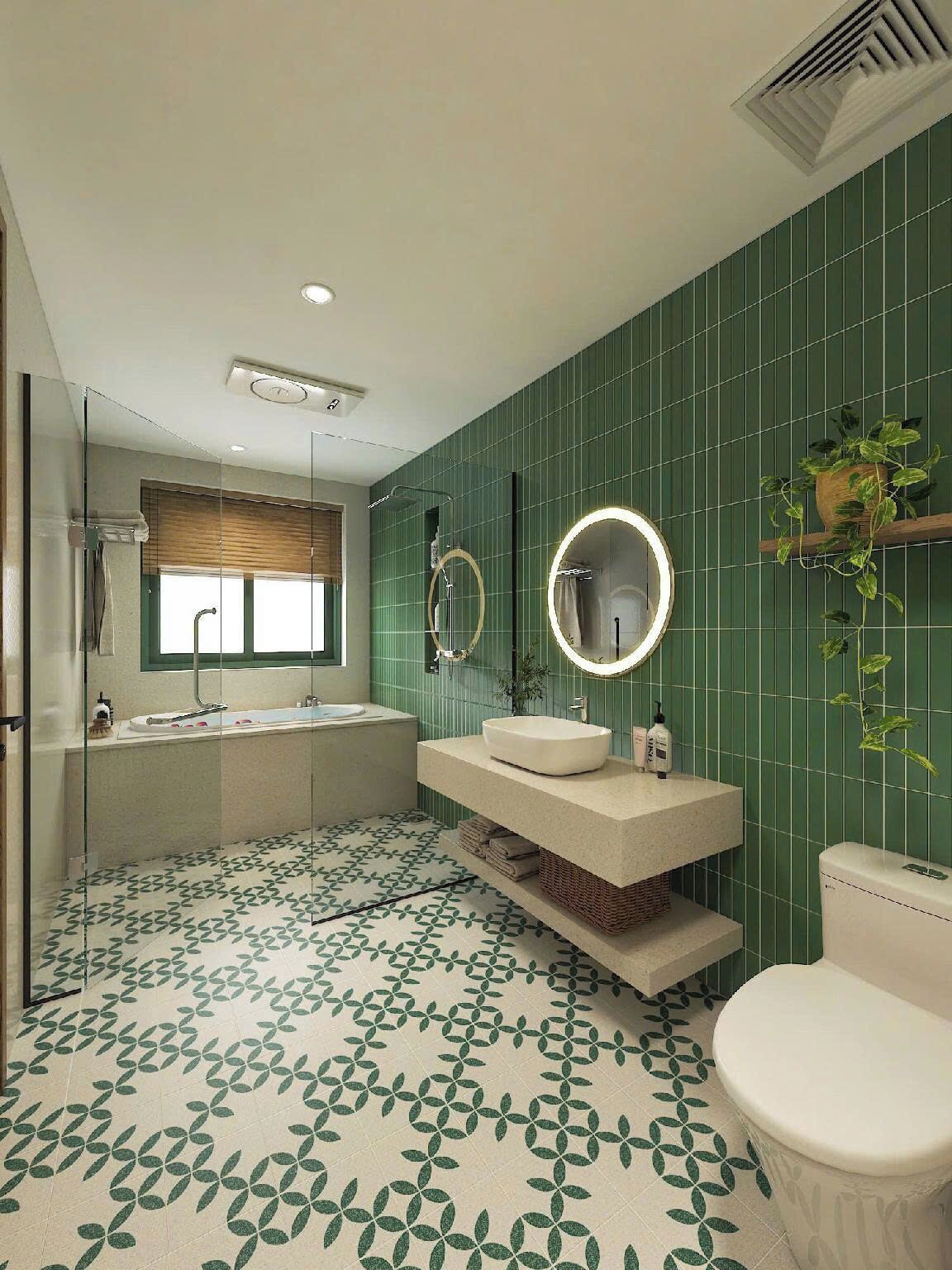 Een moderne badkamer met een ruime badkuip, een wastafel met spiegel en een toilet.