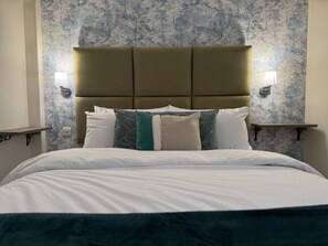 1 bedroom, free WiFi, bed sheets - Class Stays - Room 5 (Shrewsbury)