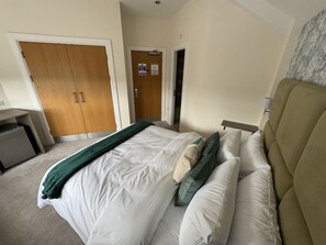 1 bedroom, free WiFi, bed sheets - Class Stays - Room 5 (Shrewsbury)