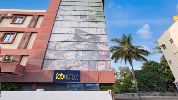 Un bâtiment moderne dont la façade est ornée d’une grande vitrine et de l’enseigne « fabHOTELS ».