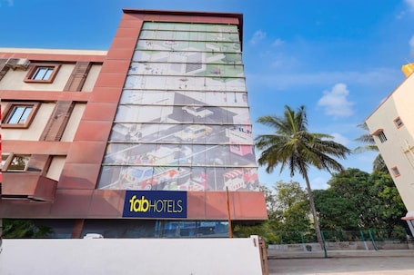 Exterior. Leo Grand Hotel