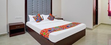 Habitación Deluxe, 1 cama de matrimonio | Caja fuerte, escritorio, espacio para trabajar con un portátil
