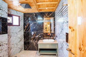 Standaard kamer, 1 slaapkamer | Badkamer | Een douche, een regendouche, een haardroger, handdoeken