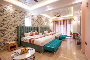 Egyptian cotton sheets, premium bedding, down duvets, memory-foam beds - Golden Oak by The Lake Hill (Nainital)