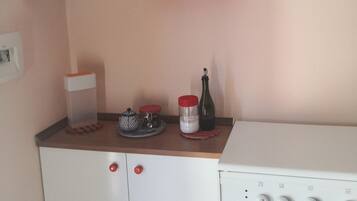 KylskÄp, spishÀll, grytor/köksredskap och pappersservetter