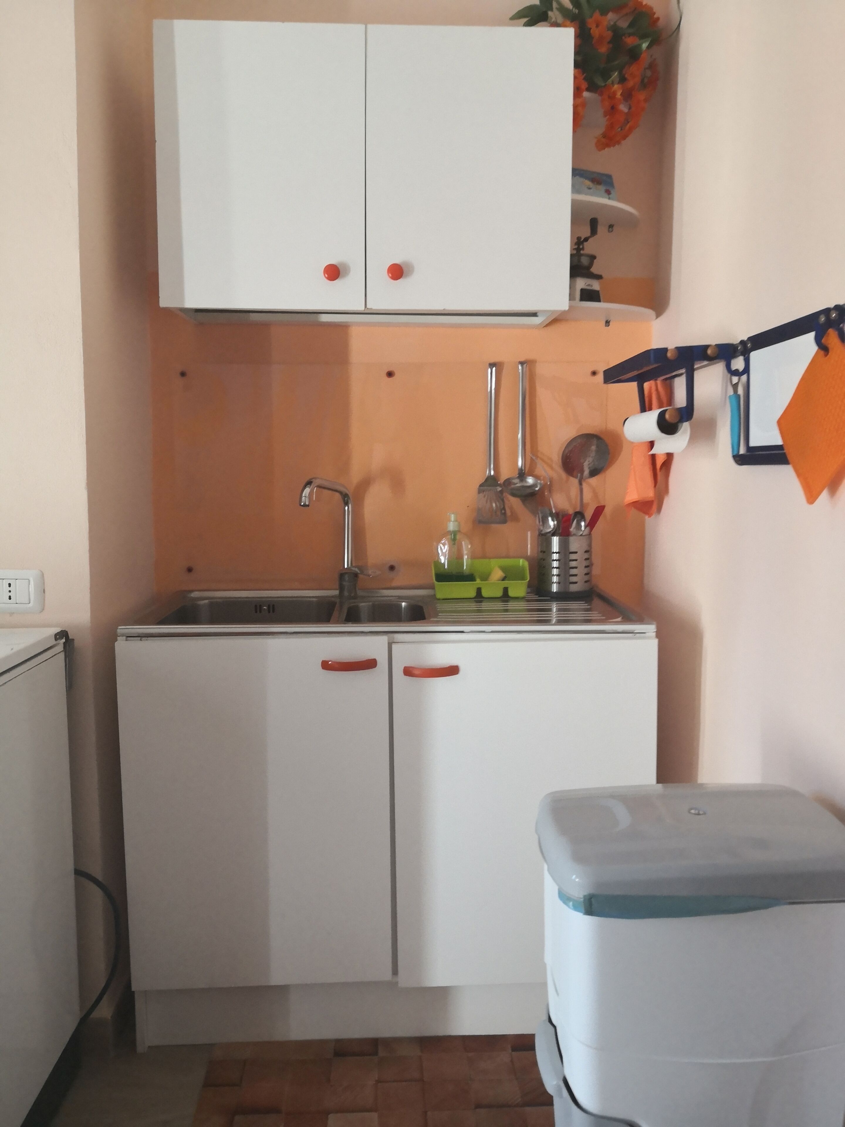 Kühlschrank, Herdplatte, Kochgeschirr/Geschirr/Besteck, Küchenrolle