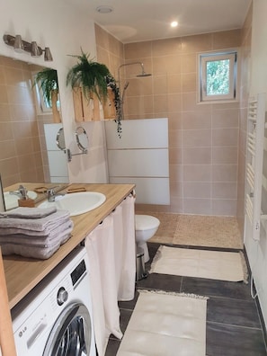 Haartrockner, Handtücher, Seife, Toilettenpapier