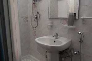 Dusche, Haartrockner, Bidet, Handtücher
