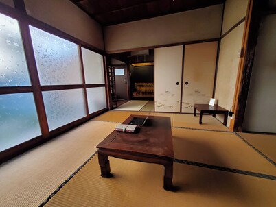 One building for rent in a corner of a shopping street