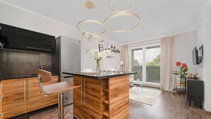Espressomaschine, Wasserkocher mit Kaffee-/Teezubehör, Kühlschrank, Ofen